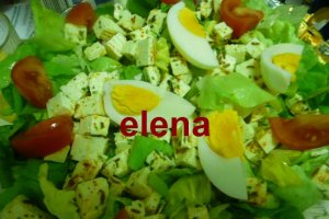 Salata verde cu branza picanta si ou fiert