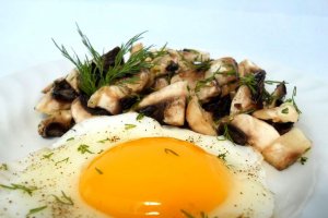 Salată de ciuperci cu usturoi şi mărar
