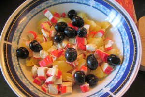 Salata creata cu cartofi, masline si surimi!