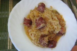 Varza dulce-acrisoara cu carnati