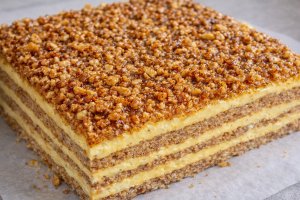 Desert prajitura cu nuci caramelizate, crema de vanilie si lamaie