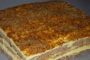 Desert prajitura cu nuci caramelizate, crema de vanilie si lamaie