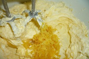 Desert prajitura cu nuci caramelizate, crema de vanilie si lamaie