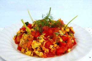 Salată de roşii cu omletă