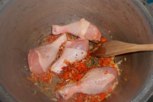 Pulpe de pui cu legume si mamaliguta