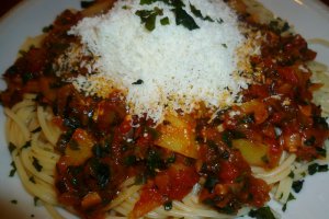 Spaghete cu sos de rosii si parmezan