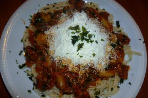 Spaghete cu sos de rosii si parmezan