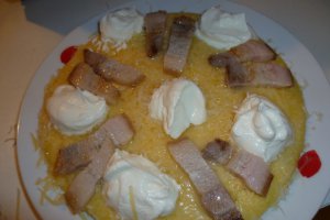 Mamaliga cu cascaval italian, pancetta si masline
