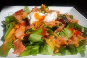 Salata cu somon si ou