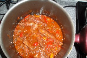 Papricas unguresc de pui cu mamaligută