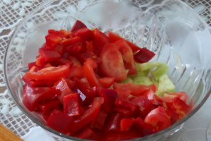 salata colorata cu bucati de cas