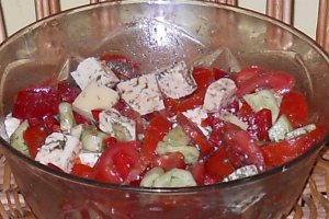 salata colorata cu bucati de cas