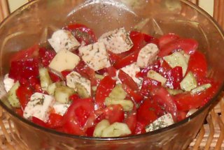 salata colorata cu bucati de cas