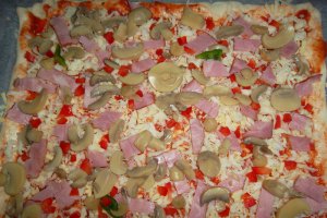 Pizza în stil româno-italian
