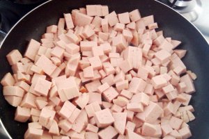 Chec aperitiv cu parizer de pui