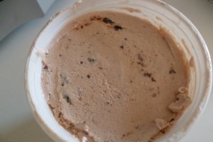 Inghetata cu iaurt de fructe de padure si gem de cirese amare