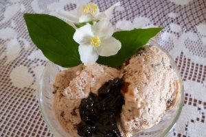 Inghetata cu iaurt de fructe de padure si gem de cirese amare