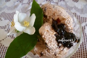 Inghetata cu iaurt de fructe de padure si gem de cirese amare