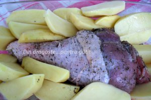 Pulpă de curcan şi cartofi - la cuptor & Mujdei de usturoi cu ierburi aromate