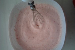 Spuma de capsuni cu frisca