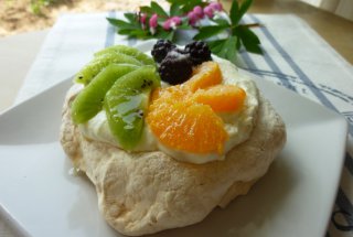 Pavlova cu mix de fructe
