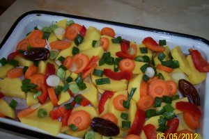 Pulpe de pui cu legume si curmale la cuptor