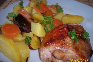 Pulpe de pui cu legume si curmale la cuptor