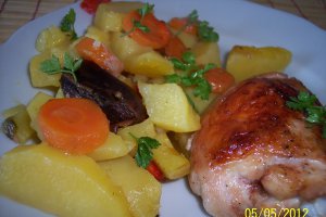Pulpe de pui cu legume si curmale la cuptor