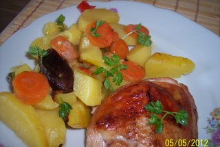 Pulpe de pui cu legume si curmale la cuptor