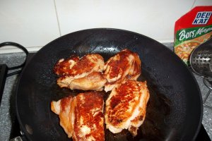 Cotlete de porc tavalite prin sos de ceapa verde