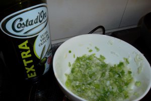 Cotlete de porc tavalite prin sos de ceapa verde