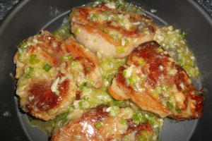 Cotlete de porc tavalite prin sos de ceapa verde