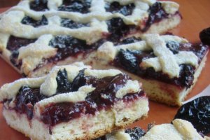 Tarta cu gem si prune uscate
