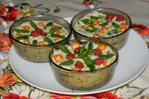 Salata de fasole verde cu maioneza si carnaciori