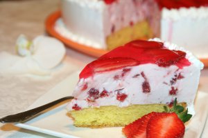 Tort cu iaurt si capsuni