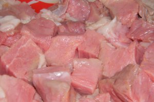 Ciorba  taraneasca  de porc cu mazare si dovlecel