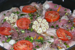 Cotlet de porc la cuptor cu salvie, galbenele  , usturoi si rosii