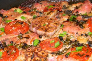 Cotlet de porc la cuptor cu salvie, galbenele  , usturoi si rosii
