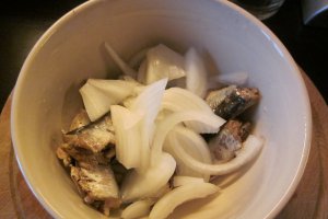 Salata verde cu sardine in ulei si ceapa alba