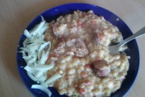 Fasole cu ciolan si carnati picanti