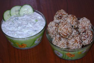 Chiftelute cu susan si sos tzatziki cu avocado