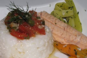 Pastrav somonat cu legume la cuptor
