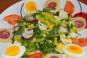Salata cu rucola ou si cascaval afumat