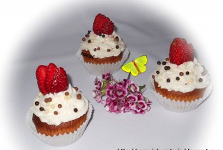 Briose cu crema de mascarpone si capsuni