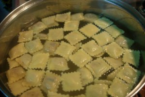 Ravioli cu carne si sos de rosii