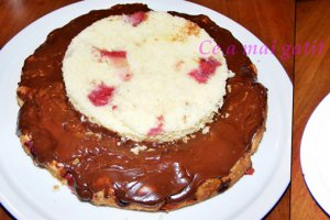 Tort cu capsuni si ciocolata
