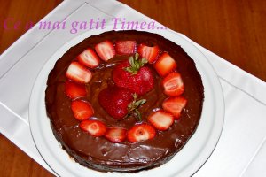 Tort cu capsuni si ciocolata