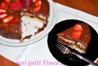 Tort cu capsuni si ciocolata