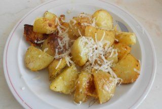 Cartofi noi cu parmezan