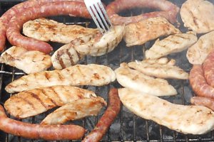 Piept de pui la gratar cu mujdei de usturoi si iaurt